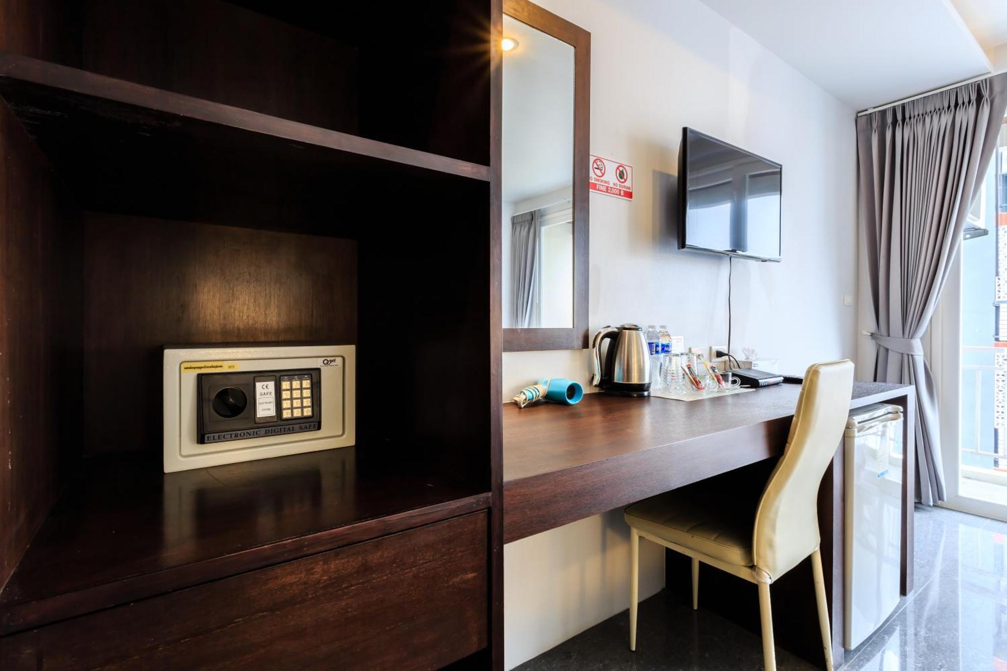77 Bangla Hotel - Sha Certified Пхукет Номер фото