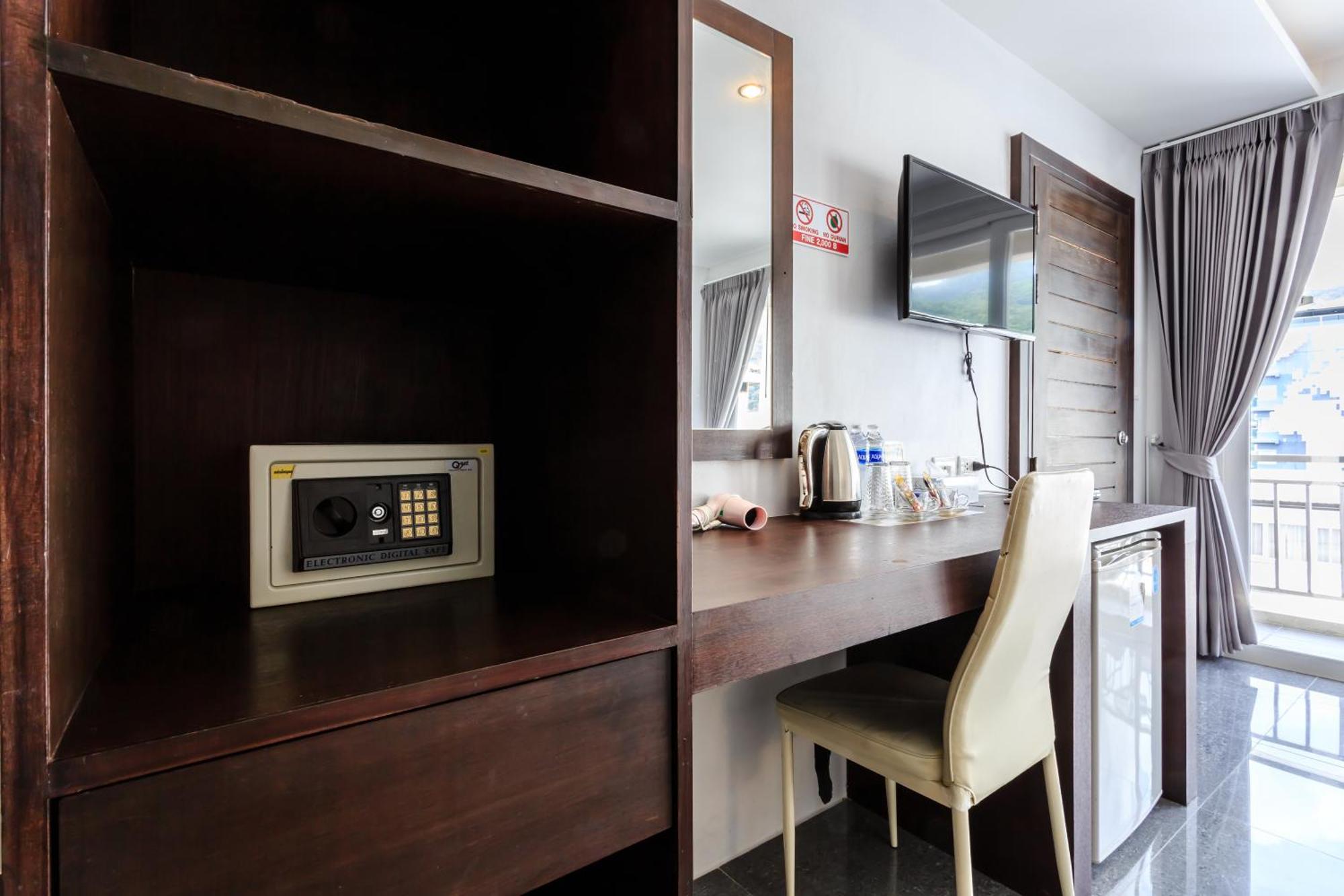 77 Bangla Hotel - Sha Certified Пхукет Номер фото